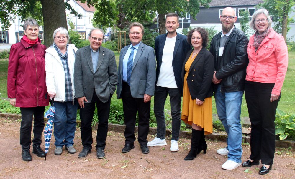 Arbeitsgemeinschaft Christlicher Kirchen gründet sich - Verschieden, aber im Glauben verbunden: Renate Kersten, evangelisch-lutherische Gemeinde; Angelika Neugebauer und Günter Loos, evangelisch-methodistische Gemeinde; Stephan Falk, neuapostolische Gemeinde; Matthias Eichelberg und Lena Weimann, Elia-Gemeinde; Christian Fischer, evangelisch-freikirchliche Gemeinde (Baptisten); Birgit Schneider, evangelisch-reformierte Gemeinde (von links).