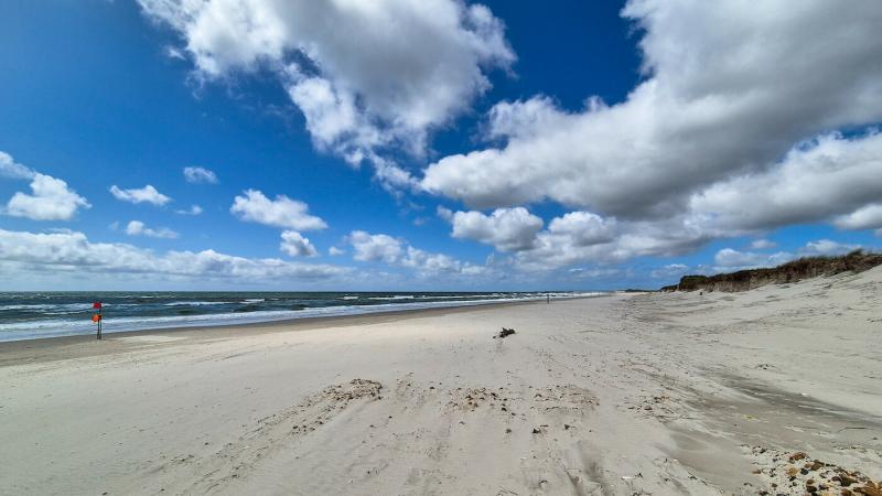 Pilger- und Einkehrtage - Die Pilger- und Einkehrtage befassen sich mit dem Thema Wasser. Foto: Jürgen Treiber/fundus-medien.de Strand, Meer und blauer Himmel mit weißen Wolken.