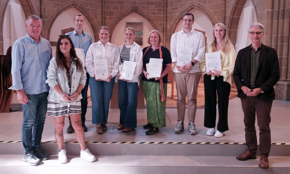 „Die Bibel erzählt sich immer wieder neu“ - Andreas Mattke, Danielle Mucha (v.l.) und Thomas Warnke (r.) freuen sich mit: Simon Scheding, Marie Loske-Hilbrink, Elisa Römmich, Britta Schütte, Nick Sellmann, Laura Riesenberg (v.l.) Menschengruppe mit Zertifikaten